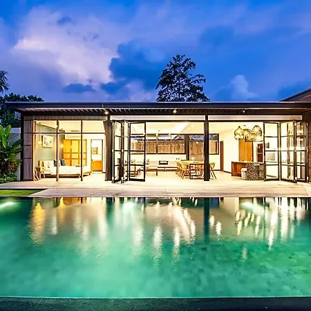 New 5Br Villa, Enclosed Lounge, Canggu Oasis